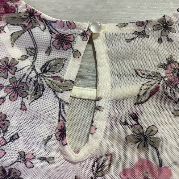 Sheer Mesh Floral Short Sleeve Fitted Top, Estimated Size Medium - Picture 6 of 8